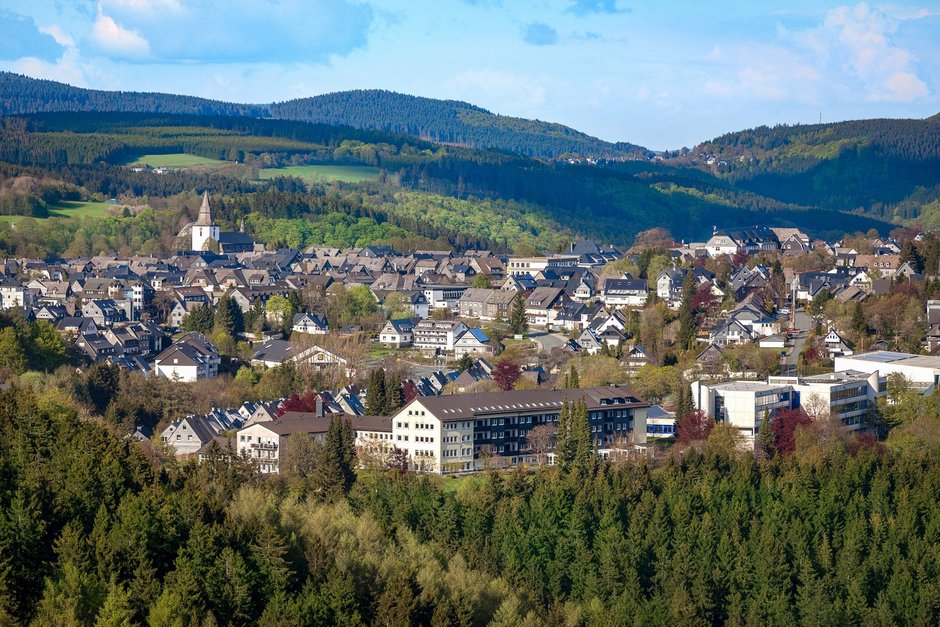 Morgendliche Weite – Region Winterberg aus der Vogelperspektive Blick über Winterberg im Morgenlicht